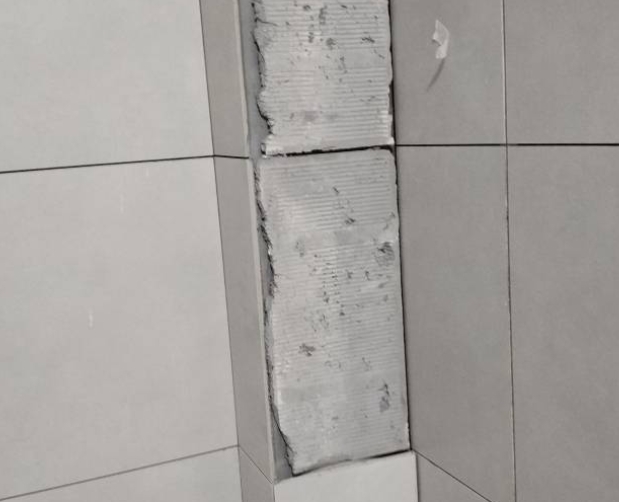 通辽瓷砖空鼓维修公司分享下瓷砖施工前基层浇水润湿程度不足，可能导致以下问题