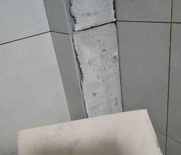 通辽瓷砖空鼓维修公司分享下厨房瓷砖脱落的补救措施。